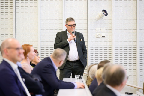 Jukka Mönkkösen mukaan monialaisuuden hyötyjä alettiin selkeämmin tavoitella yliopiston strategiassa vuosille 2015–2020. Strategiassa keskityttiin globaaleihin haasteisiin monitieteisesti, ylittäen tieteenala-, tiedekunta- ja kampusrajat.