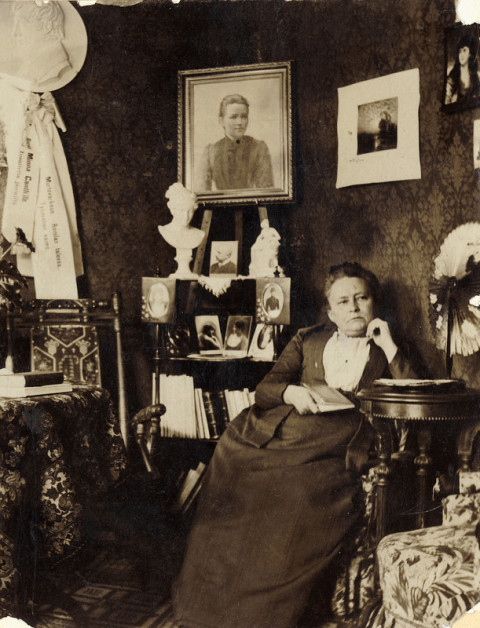 Kuva on otettu Minna Canthin kotona Kanttilassa. Kuvaajaa ei tiedetä. Kuva on otettu vuosien 1890 ja 1891 välisenä aikana.