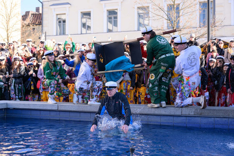 Proffan uitto Kuopion torilla vappuna 2025, uitettavana rehtori Tapio Määttä.