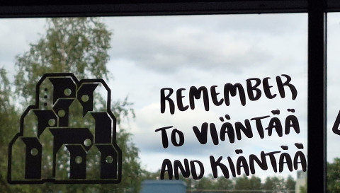 Masto-opiskelijatalon ikkunatarra muistuttaa savolaisuudesta.