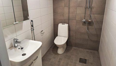 Masto-opiskelijatalon kylpyhuone noudattaa väreiltään asunnon ilmettä.