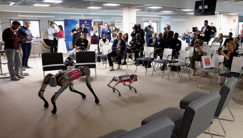 Robottikoirat tarjosivat väliaikaohjelmaa Falling Walls -tapahtumassa. Kuva: Paula Turpeinen