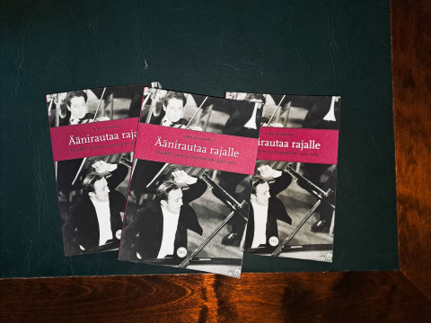 (Ei saa käyttää) Kolme kirjaa pöydällä.