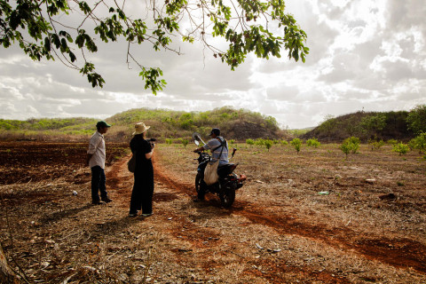 Kerttu kuvaa Armín Ucin kanssa pellolla Puucin biokulttuurisella suojelualueella (Kuva: Hanna Laako)