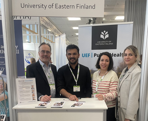 Professor Kauhanen and UEF alumni at the conference