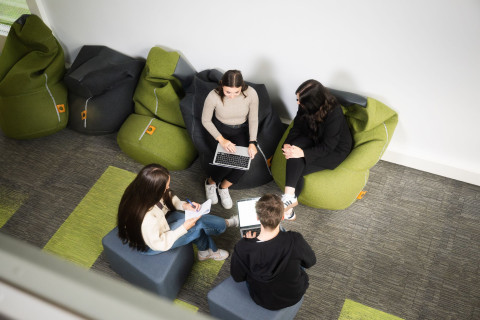 Opiskelijoita tekemässä ryhmätyötä