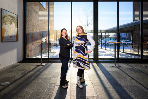 Virpi Salojärvi ja Outi Hakola Joensuun kampuksella.