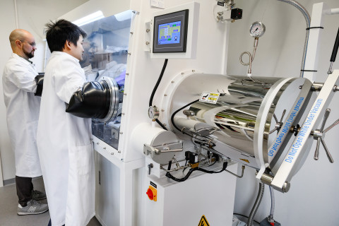 Akkulaboratorion tutkijoita.