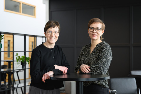 Anna-Leena Martikainen ja Sirkku Ikonen-Hwang MultiLogos-projektin loppuseminaarissa.