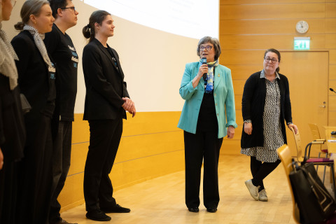 Hammaslääketieteen opiskelijoita, emeritaprofessori Arja Kullaa ja professori Liisa Suominen suulääketieteen symposiumissa.