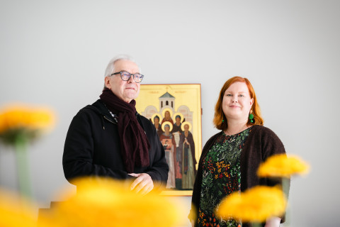 Risto Aikonen ja Elisa Balčin ikonin edessä.