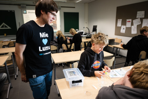 LUMA-keskuksen projektikoordinaattori Niko Kyllönen neuvomassa Iivari Miettistä.