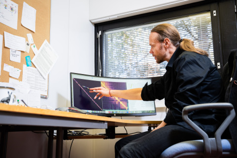 Jaakko Pohjoismaki esittelee saimaannorpan genomia.