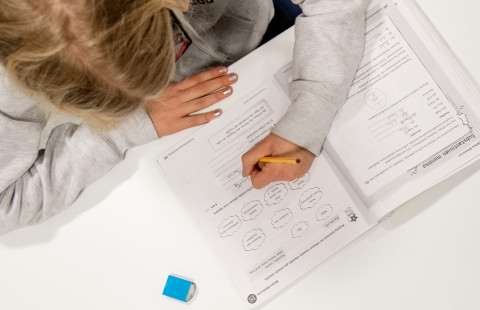 Kuvituskuva lapsi tekee kotitehtäviä