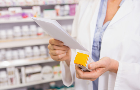 Farmaseutti tarkastaa lääkereptiä