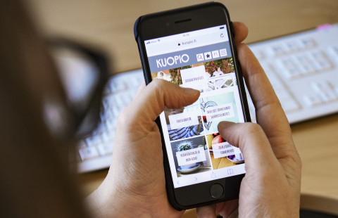 Asiakas selaa sosiaalialan mobiilipalveluja matkapuhelimelta