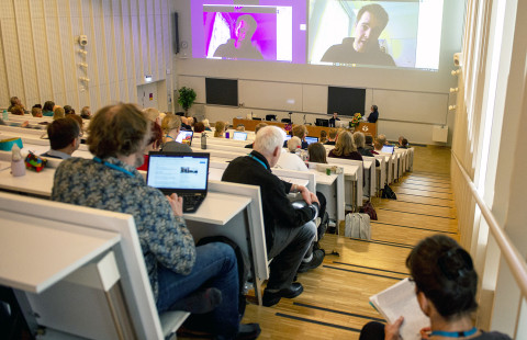 Yleisöä Maailma-symposiumissa