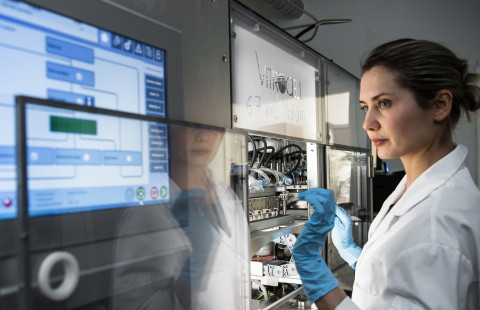 Photo of a woman in the ILMARI laboratory.