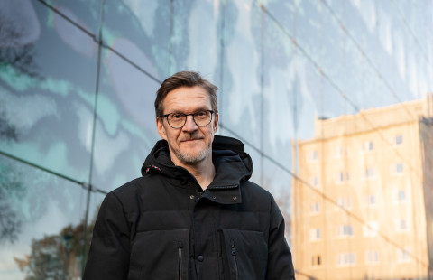 Heikki Koskela Kaarisairaalan edustalla Kuopiossa.