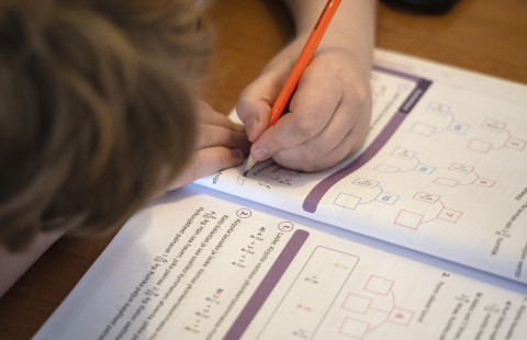 Lapsi laskee matematiikkaa