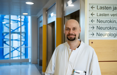 Professori Ville Leinonen Kuopion yliopistollisen sairaalan käytävällä.