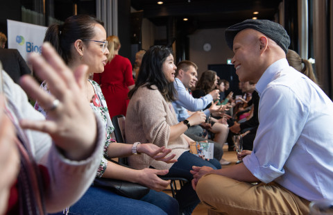 Tutkijat keskustelemassa pareittain neurotieteen pikadeiteillä.