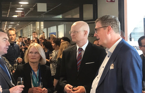 FinVector kuuluu Trizell-konserniin, jonka CFO Mark Docherty (vas.) kuvassa FinVectorin talousjohtaja Auli Harvima-Tiilikaisen ja toimitusjohtaja Timo Ristolan sekä Itä-Suomen yliopiston rehtori Jukka Mönkkösen seurassa.