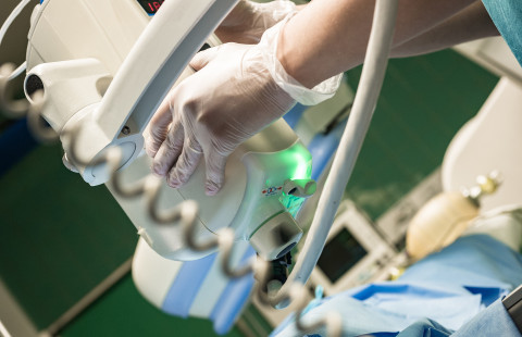 Leikkaussalilaitteistoa