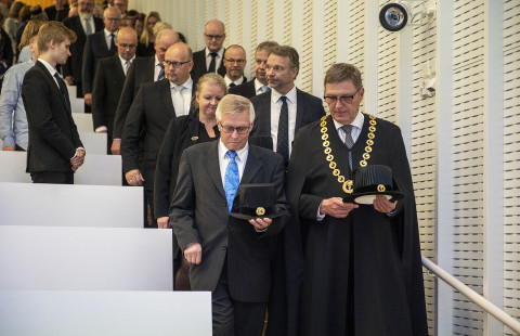 Rehtoreiden Mönkkönen ja Siiskonen johtama avajaiskulkue.