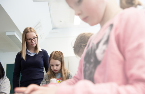 Photo of Marianne Ahderinne, a teaching student, in a classroom with children.