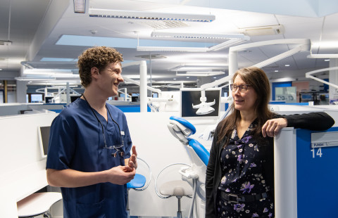 Hammaslääketieteen opiskelija Juhana Majuri ja yliopisto,opettaja, hammaslääkäri Pirjo Kurki hammaslääketieteen opetusklinikalla Kuopion kampuksella.