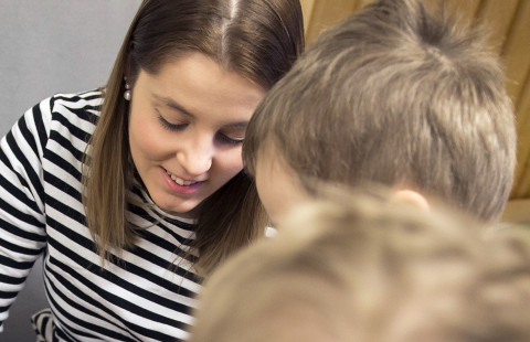 Aikuinen ja lapsi puuhaavat yhdessä