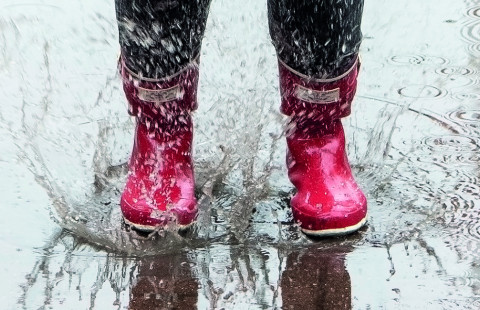 Kumisaappaat vesilätäkössä