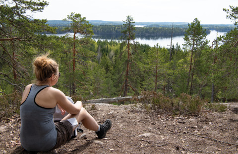 Kuvituskuva retkeilijä kansallispuistossa