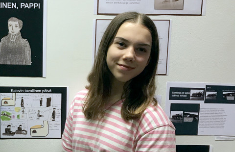Tyttö esittelee näyttelyä