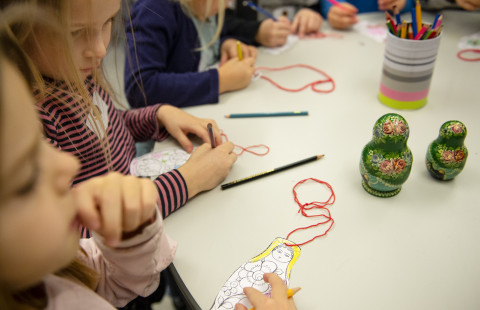 Lapset piirtelemässä venäjän kielikylvyssä