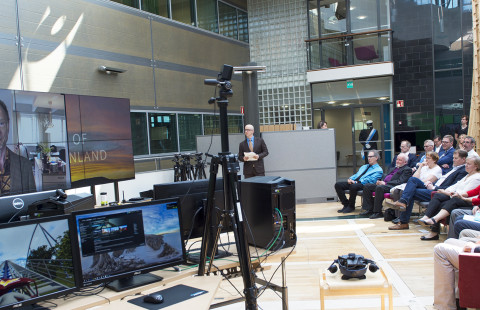 Ismo Alanko luennoi verkkoyhteyden välityksellä yleisölle.