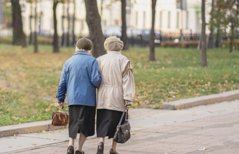 Eläkeläisiä kävelyllä