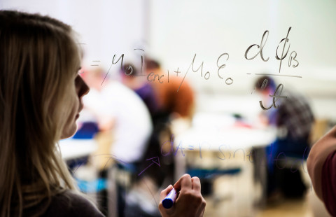 Tutkija kirjoittamassa kaavaa