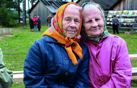 Vanhukset istuvat penkillä