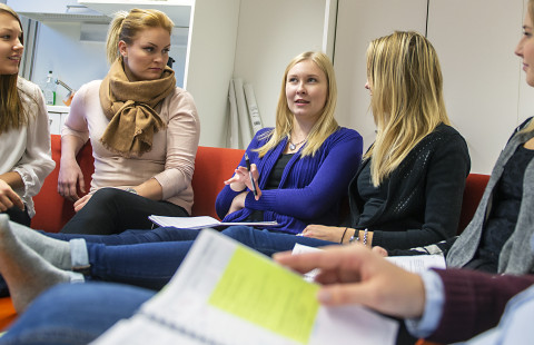 Opiskelijoita sohvalla.