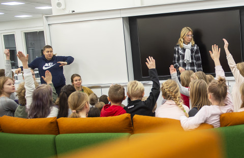 Opettajia ja lapsia luokan sohvalla.