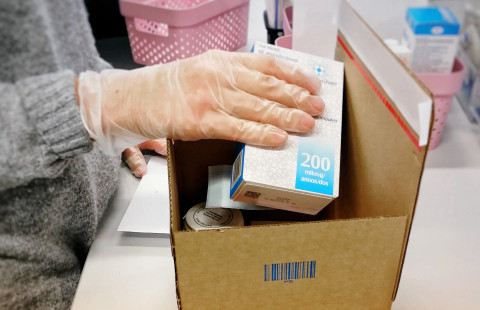 Yliopiston verkkoapteekin tilausta pakataan.