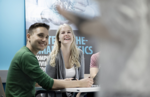 Nuoria opiskelijoita