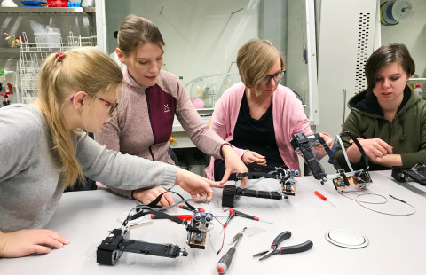 Opiskelijoita fysiikan laboratoriossa.