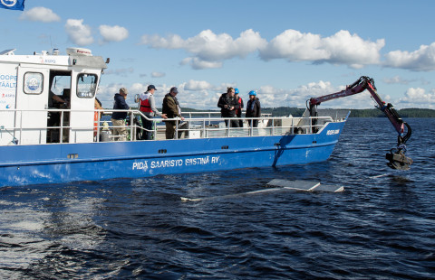 Vene ja ihmisiä. Mikromuovia kerätään vedestä haavilla.