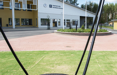 Rantakylän koulurakennus kesällä.