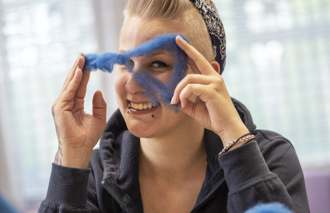 Käsityön opiskelija.