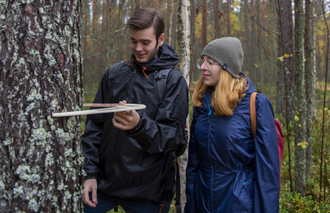 Maisteriohjelman opiskelijat metsässä.