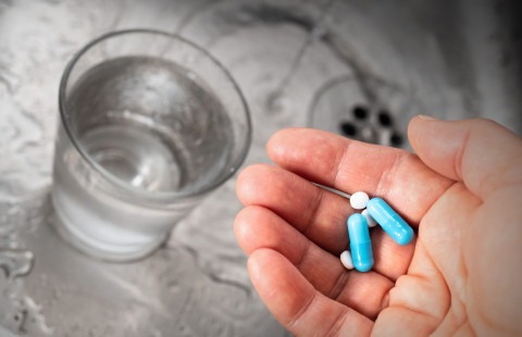 Lääkkeitä kädessä.